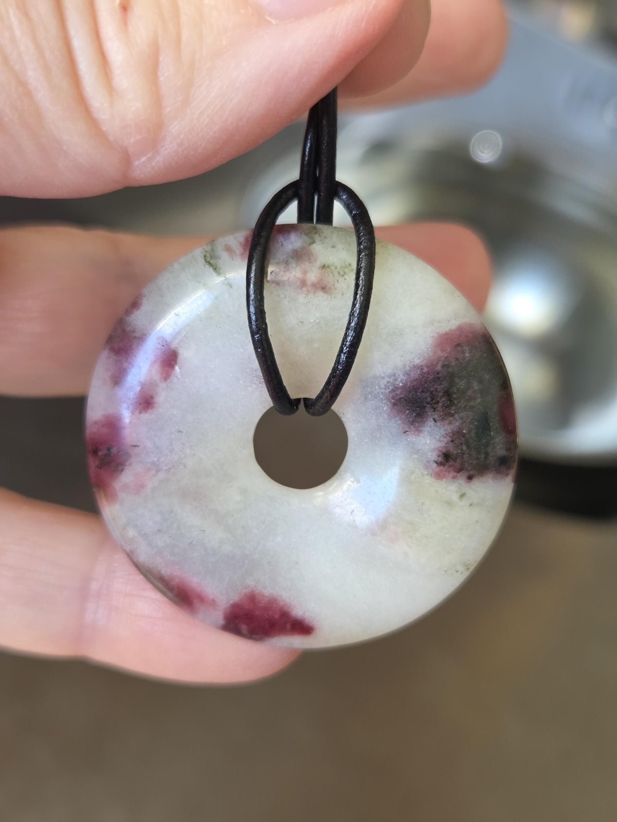 Seltener Eudialyt Donut Anhänger groß aus Lappland, 40 x 7 mm, gebohrt, an verstellbarem Lederband