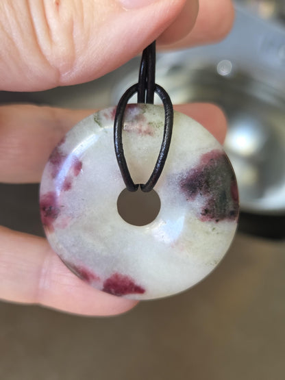 Seltener Eudialyt Donut Anhänger groß aus Lappland, 40 x 7 mm, gebohrt, an verstellbarem Lederband