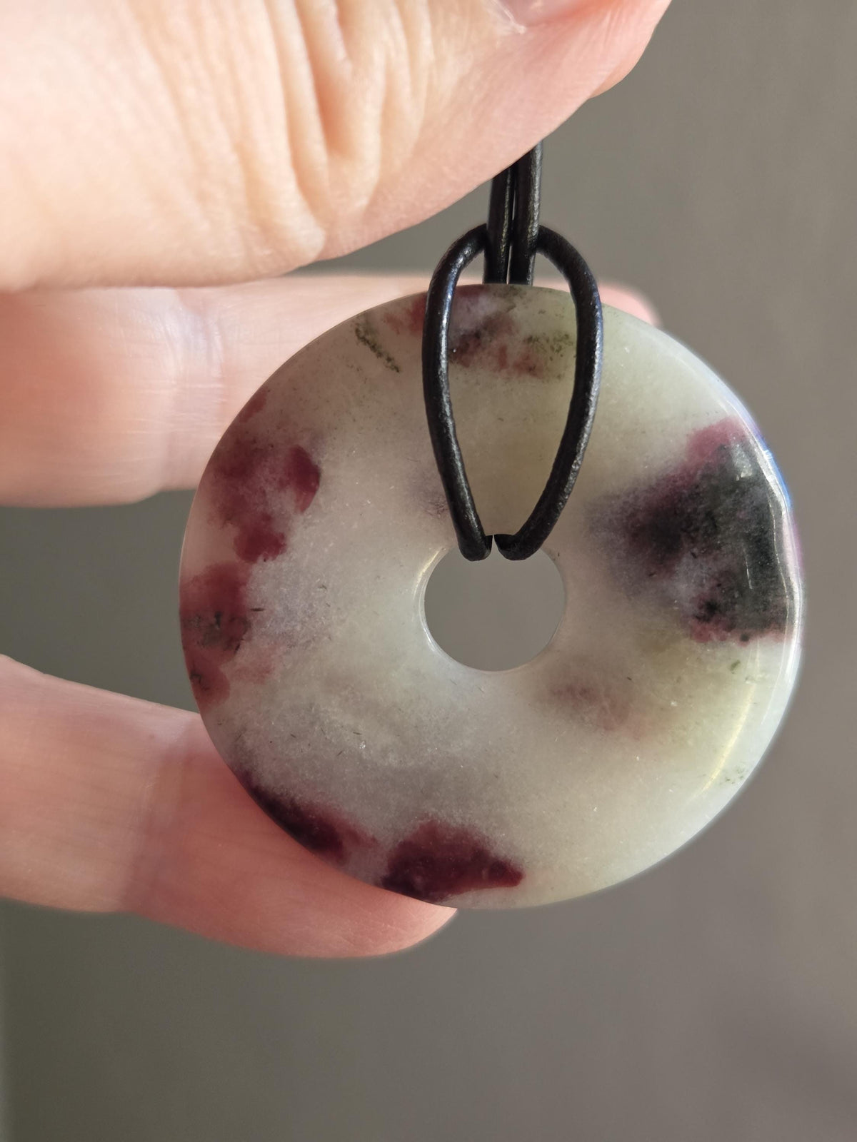 Seltener Eudialyt Donut Anhänger groß aus Lappland, 40 x 7 mm, gebohrt, an verstellbarem Lederband