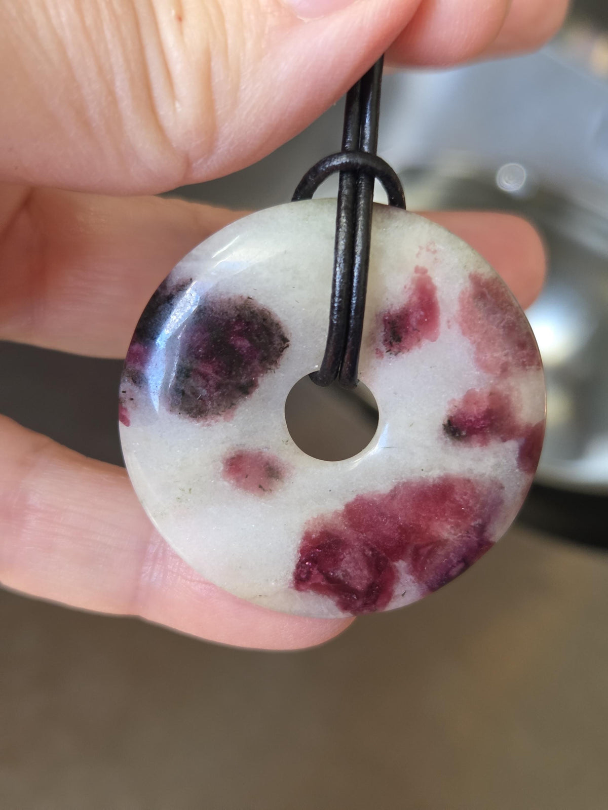 Seltener Eudialyt Donut Anhänger groß aus Lappland, 40 x 7 mm, gebohrt, an verstellbarem Lederband