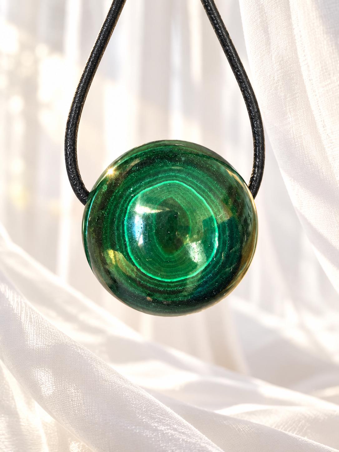 Malachit Kugel Anhänger, gebohrt, am Lederband, 25 mm, gebohrt, an verstellbarem Lederband, Herzchakra Selbstliebe