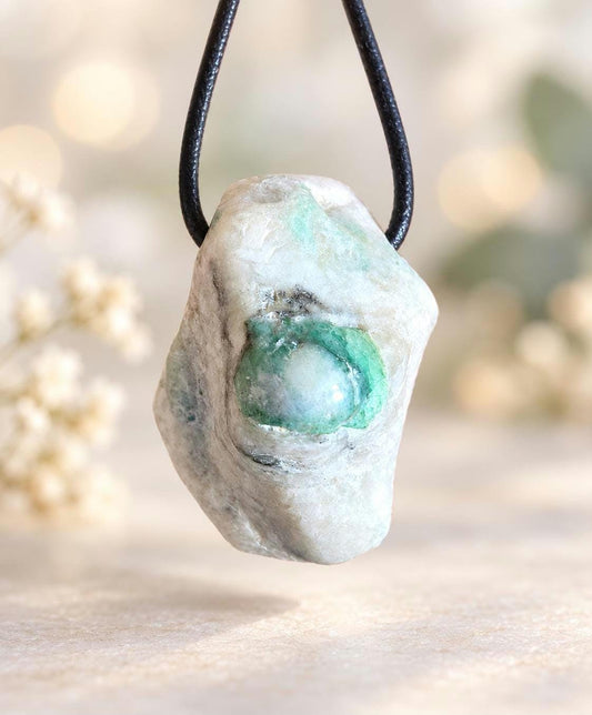 Smaragd in weißem Quarz Muttergestein Anhänger, 31 x 22 x 22 mm, gebohrt, an verstellbarem Lederband