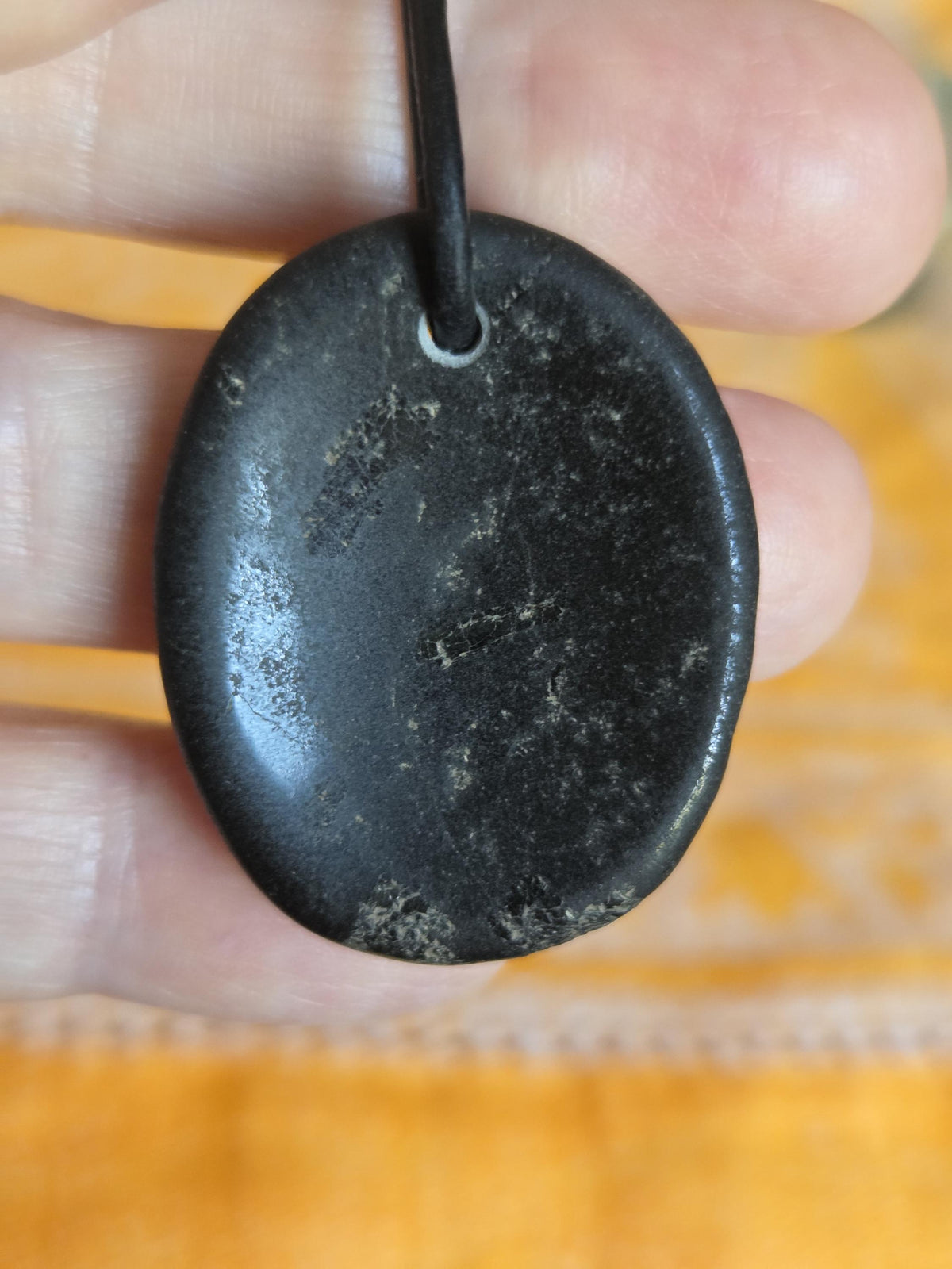 Schwarzer Turmalin, Schörl, Anhänger, Daumenstein, worry stone, 35 x 27 x 7 mm, gebohrt, an verstellbarem Lederband