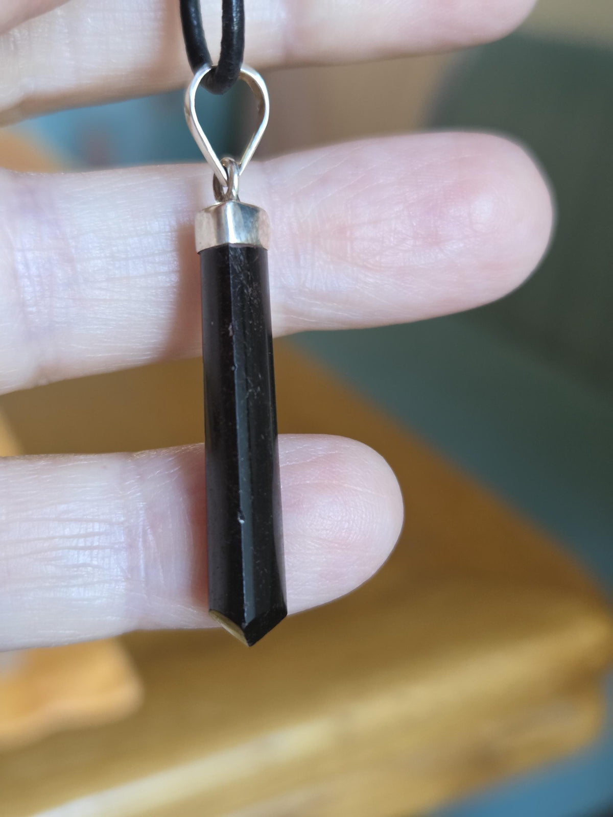 Turmalin schwarz Schörl Stäbchen, an 925er Silber Öse, Anhänger, 42 x 7 x 7 mm, an verstellbarem Lederband