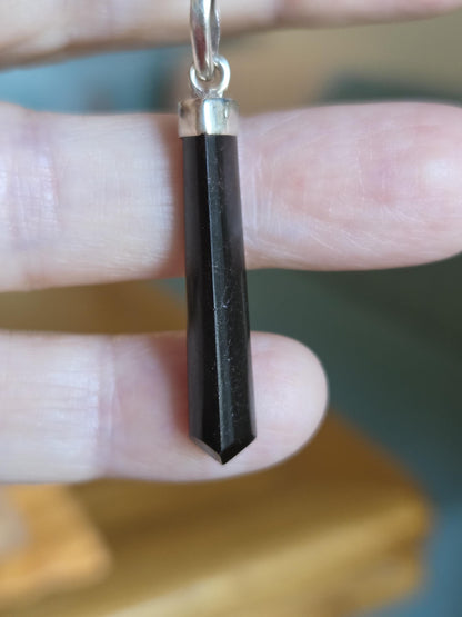 Turmalin schwarz Schörl Stäbchen, an 925er Silber Öse, Anhänger, 42 x 7 x 7 mm, an verstellbarem Lederband