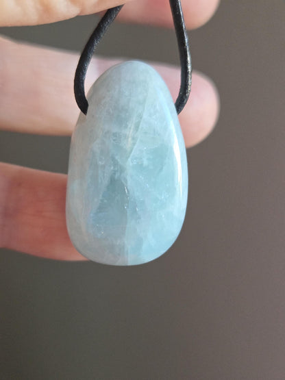 Aquamarin Anhänger, 31 x 18 x 12 mm, gebohrt, an verstellbarem Lederband