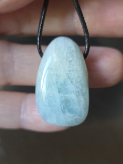 Aquamarin Anhänger, 31 x 18 x 12 mm, gebohrt, an verstellbarem Lederband
