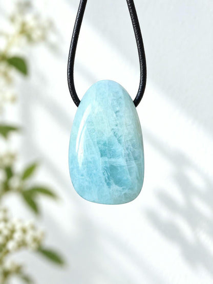 Aquamarin Anhänger, 31 x 18 x 12 mm, gebohrt, an verstellbarem Lederband