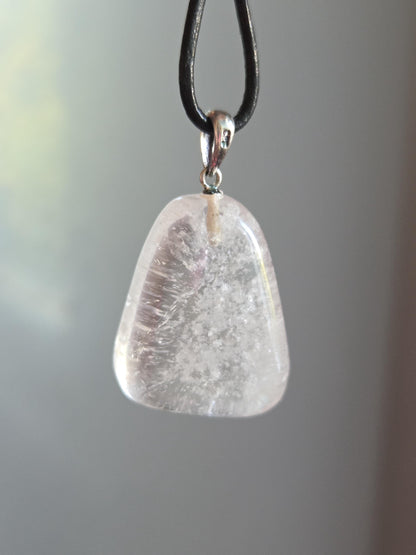 Morganit hell rosa Beryll Anhänger, 34 x 22 x 12 mm, an 925er Silber Öse, an verstellbarem Lederband