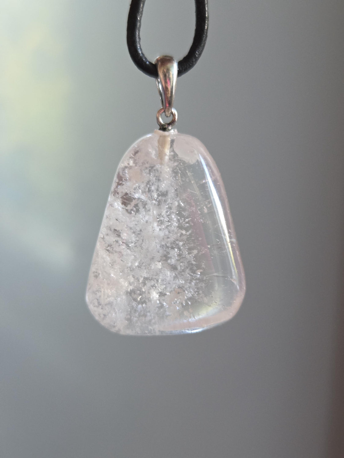 Morganit hell rosa Beryll Anhänger, 34 x 22 x 12 mm, an 925er Silber Öse, an verstellbarem Lederband