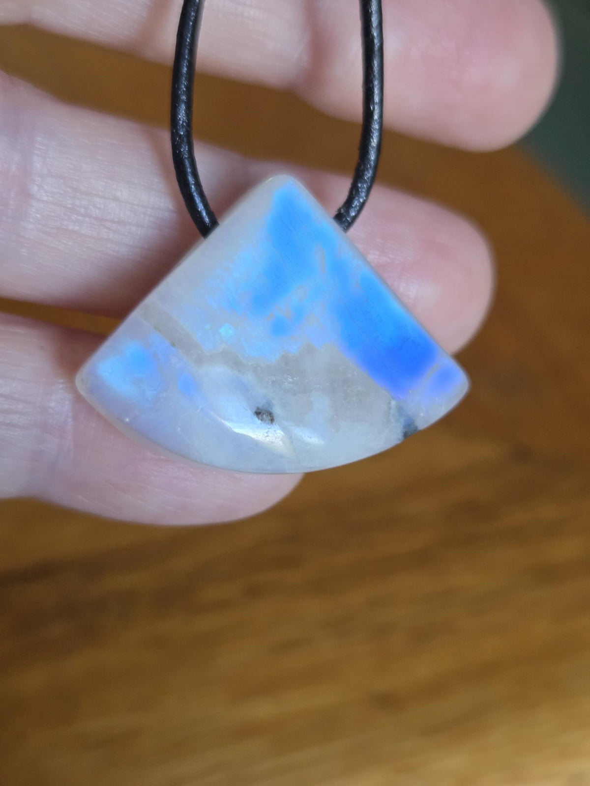 Regenbogen Mondstein, weißer Labradorit mit Anteilen von schwarzem Turmalin, Anhänger, 24 x 30 x 10 mm, an verstellbarem Lederband