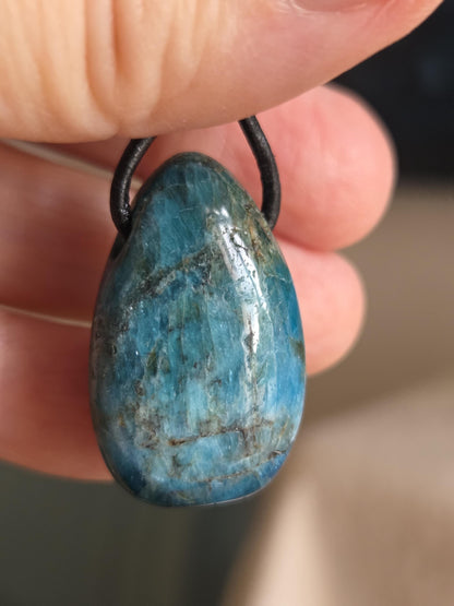 Apatit Anhänger, 30 x 20 x 11 mm, gebohrt, an verstellbarem Lederband, Hals Chakra, Harmonie und Lebensfreude