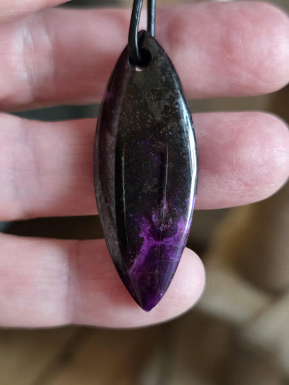 Sugilith Anhänger, Navette förmig, 44 x 16 x 7 mm, gebohrt, an verstellbarem Lederband, beidseitig tragbar, Kronenchakra, Schutzstein