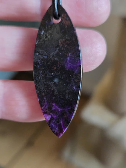 Sugilith Anhänger, Navette förmig, 44 x 16 x 7 mm, gebohrt, an verstellbarem Lederband, beidseitig tragbar, Kronenchakra, Schutzstein