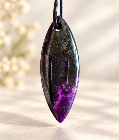 Sugilith Anhänger, Navette förmig, 44 x 16 x 7 mm, gebohrt, an verstellbarem Lederband, beidseitig tragbar, Kronenchakra, Schutzstein
