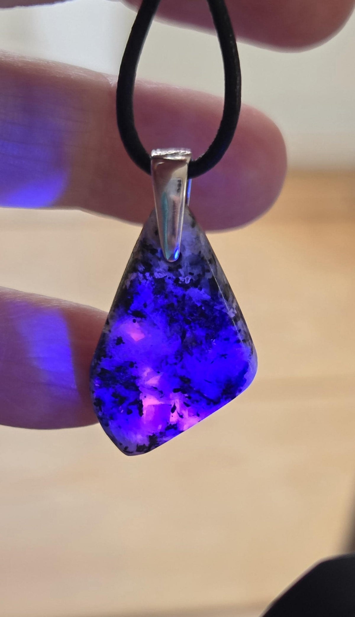 Sehr seltene Rarität Tugtupit aus Grönland, Rentierstein Anhänger, 33 x 17 x 12 mm, gebohrt, an 925er Silberöse, an verstellbarem Lederband