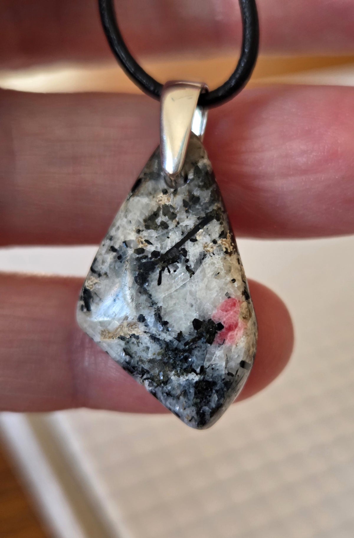Sehr seltene Rarität Tugtupit aus Grönland, Rentierstein Anhänger, 33 x 17 x 12 mm, gebohrt, an 925er Silberöse, an verstellbarem Lederband