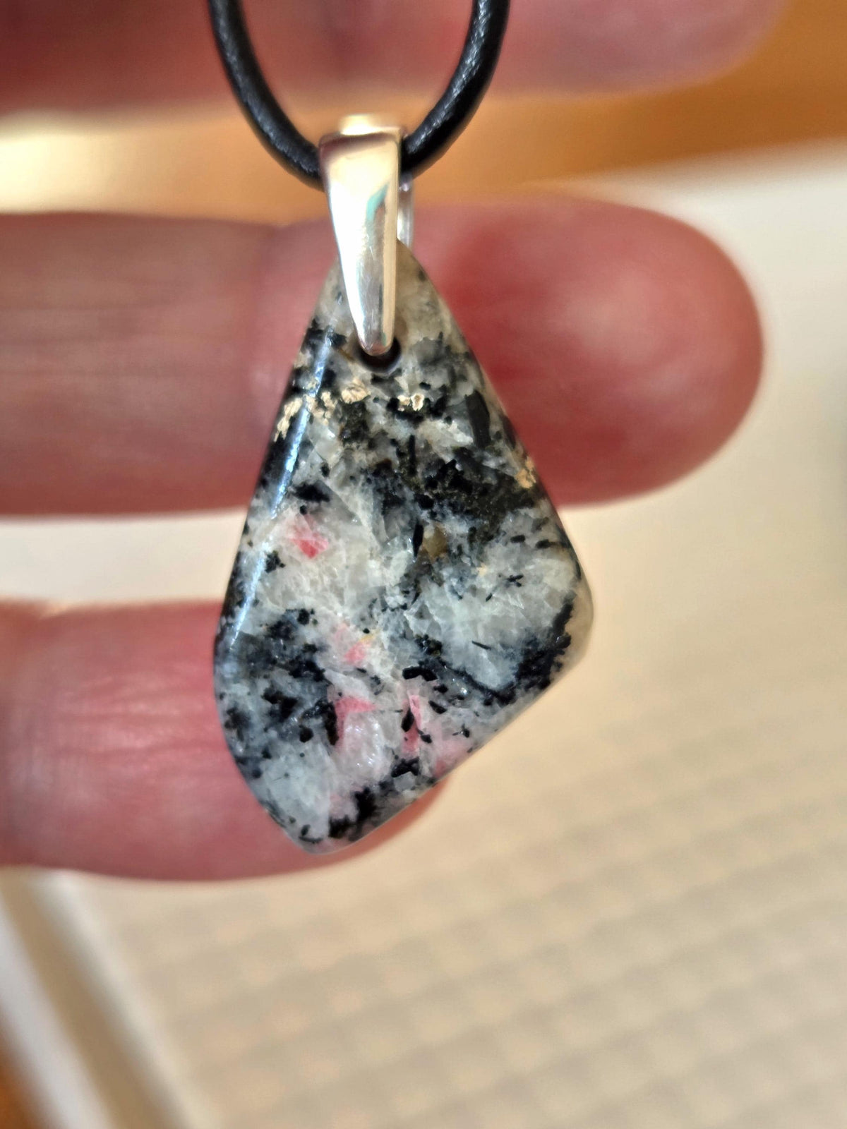 Sehr seltene Rarität Tugtupit aus Grönland, Rentierstein Anhänger, 33 x 17 x 12 mm, gebohrt, an 925er Silberöse, an verstellbarem Lederband