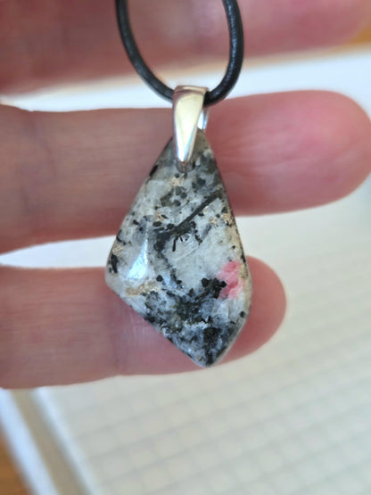 Sehr seltene Rarität Tugtupit aus Grönland, Rentierstein Anhänger, 33 x 17 x 12 mm, gebohrt, an 925er Silberöse, an verstellbarem Lederband