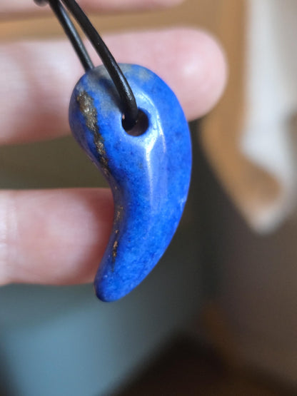 Lapislazuli Lapis Lazuli Anhänger, 34 x 18 x 9 mm, an verstellbarem Lederband, Blauer Lapis Lazuli Anhänger, Magatma Form