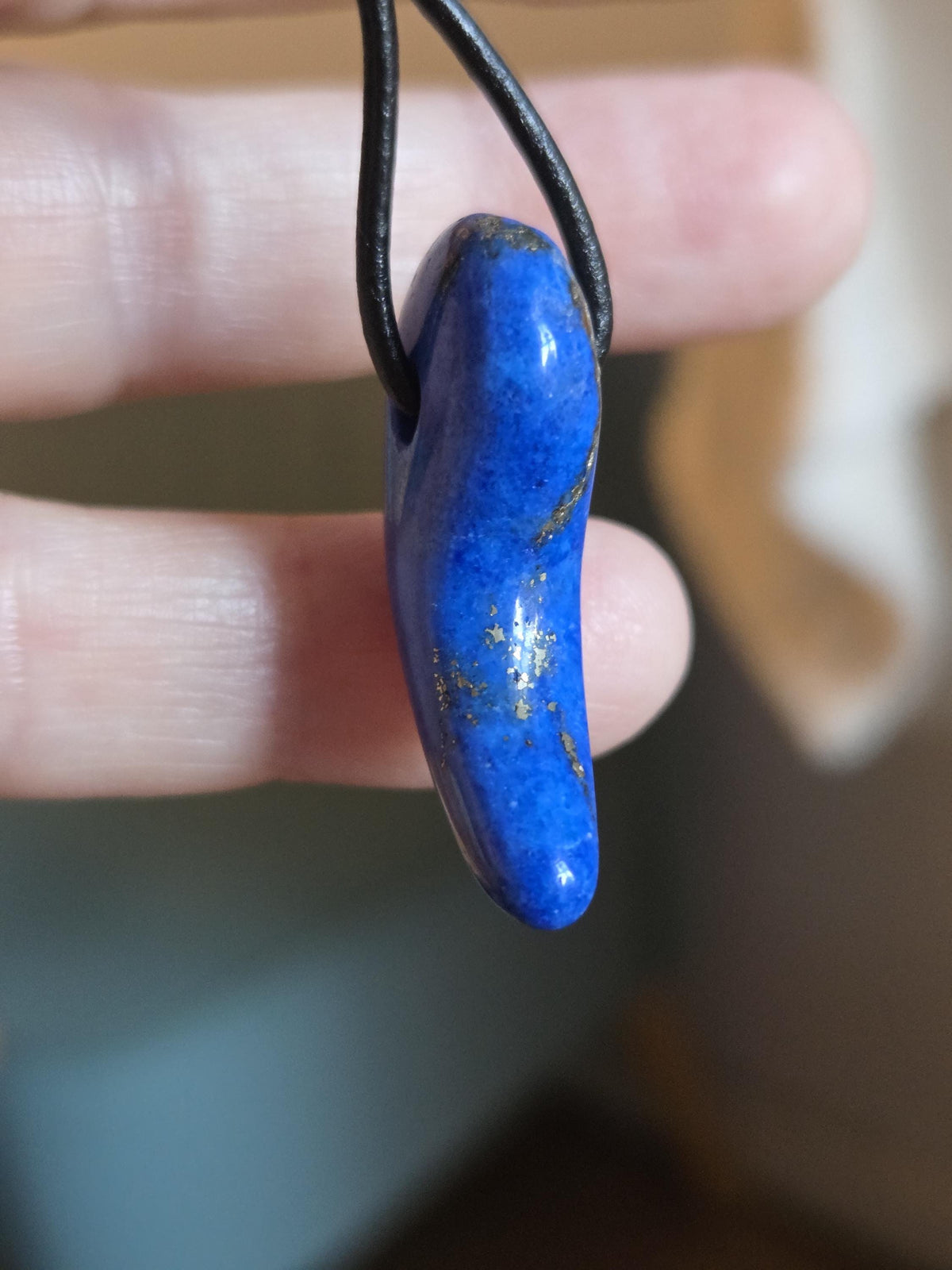 Lapislazuli Lapis Lazuli Anhänger, 34 x 18 x 9 mm, an verstellbarem Lederband, Blauer Lapis Lazuli Anhänger, Magatma Form