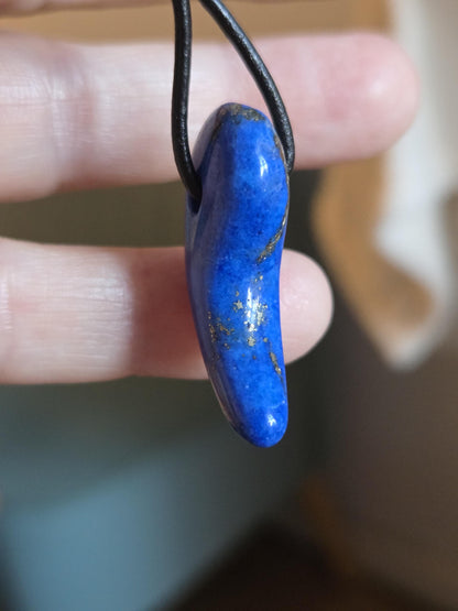 Lapislazuli Lapis Lazuli Anhänger, 34 x 18 x 9 mm, an verstellbarem Lederband, Blauer Lapis Lazuli Anhänger, Magatma Form