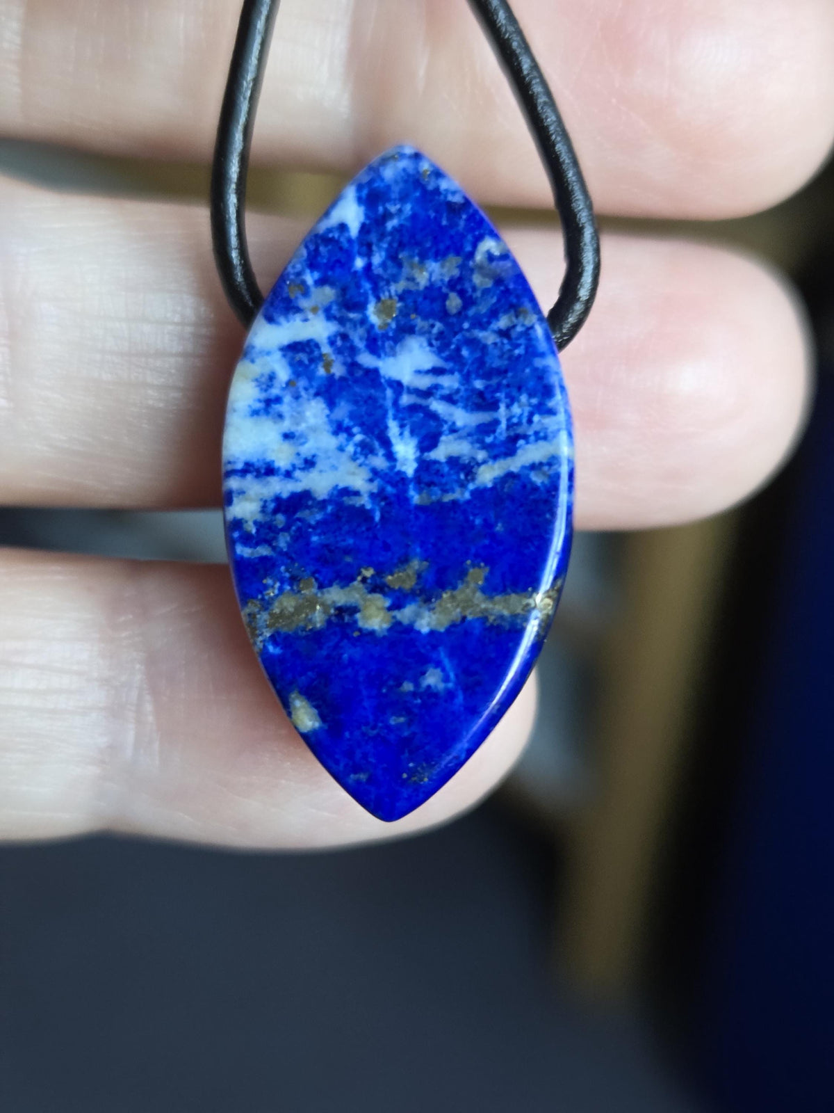Lapislazuli Lapis Lazuli Anhänger Navetteförmig, Stein der Engel, 30 x 11 x 13 mm, gebohrt, an verstellbarem Lederband