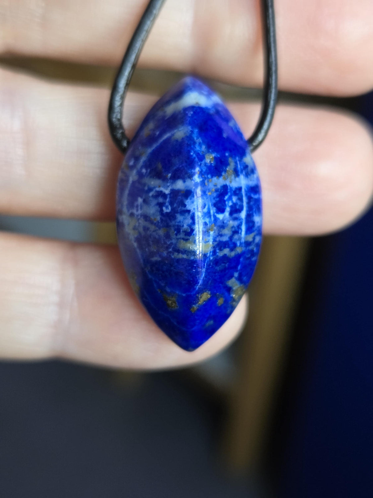 Lapislazuli Lapis Lazuli Anhänger Navetteförmig, Stein der Engel, 30 x 11 x 13 mm, gebohrt, an verstellbarem Lederband