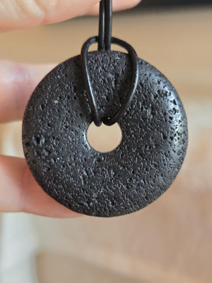 Lavastein Lava, aus dem Vulkan Hekla Island, Donut Anhänger, 40 x 8 mm, gebohrt, an verstellbarem Lederband