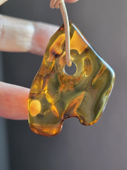 Baltischer Bernstein Anhänger, Amulett, Amber pendant, 43 x 33 x 16 mm, an verstellbarem Lederband