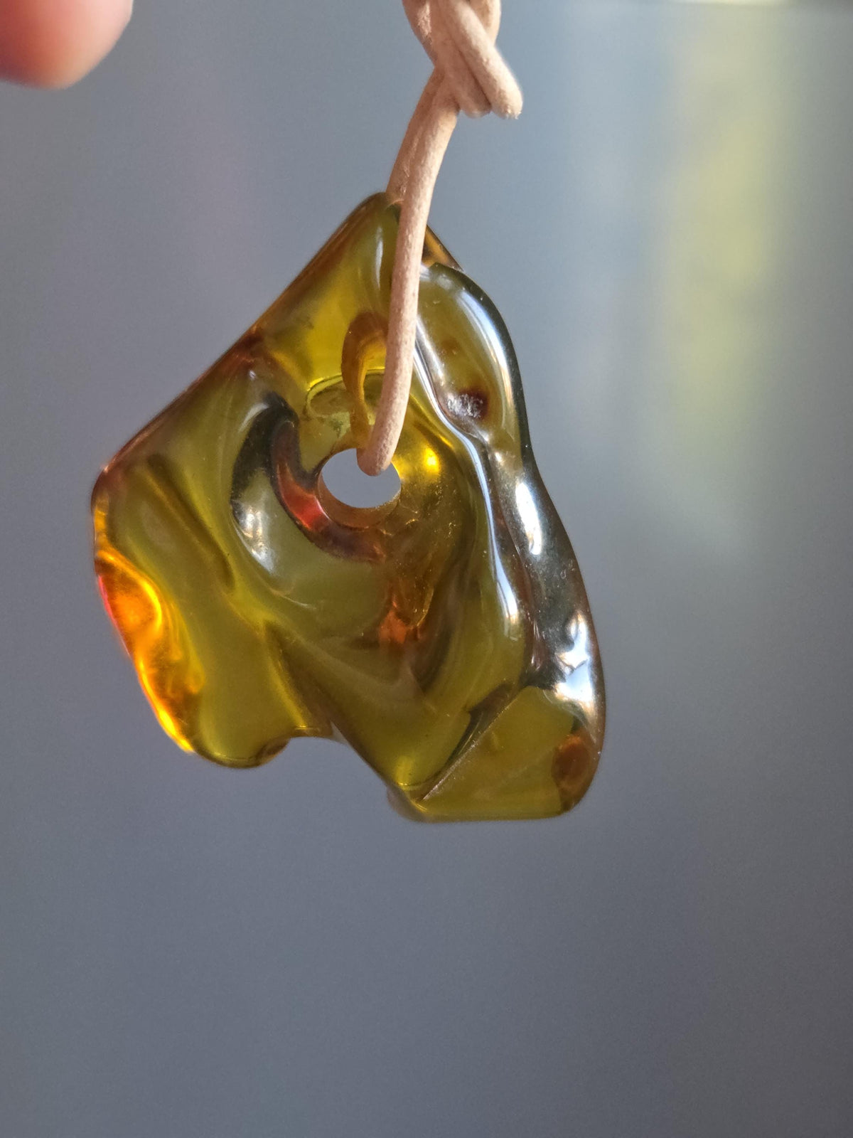 Baltischer Bernstein Anhänger, Amulett, Amber pendant, 43 x 33 x 16 mm, an verstellbarem Lederband