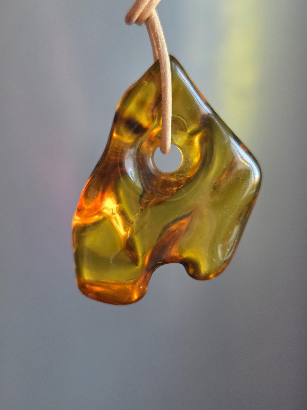 Baltischer Bernstein Anhänger, Amulett, Amber pendant, 43 x 33 x 16 mm, an verstellbarem Lederband