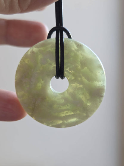 Jade Donut Burma Jade China Jade, Serpentin Anhänger, 40 x 8 mm, an verstellbarem Lederband