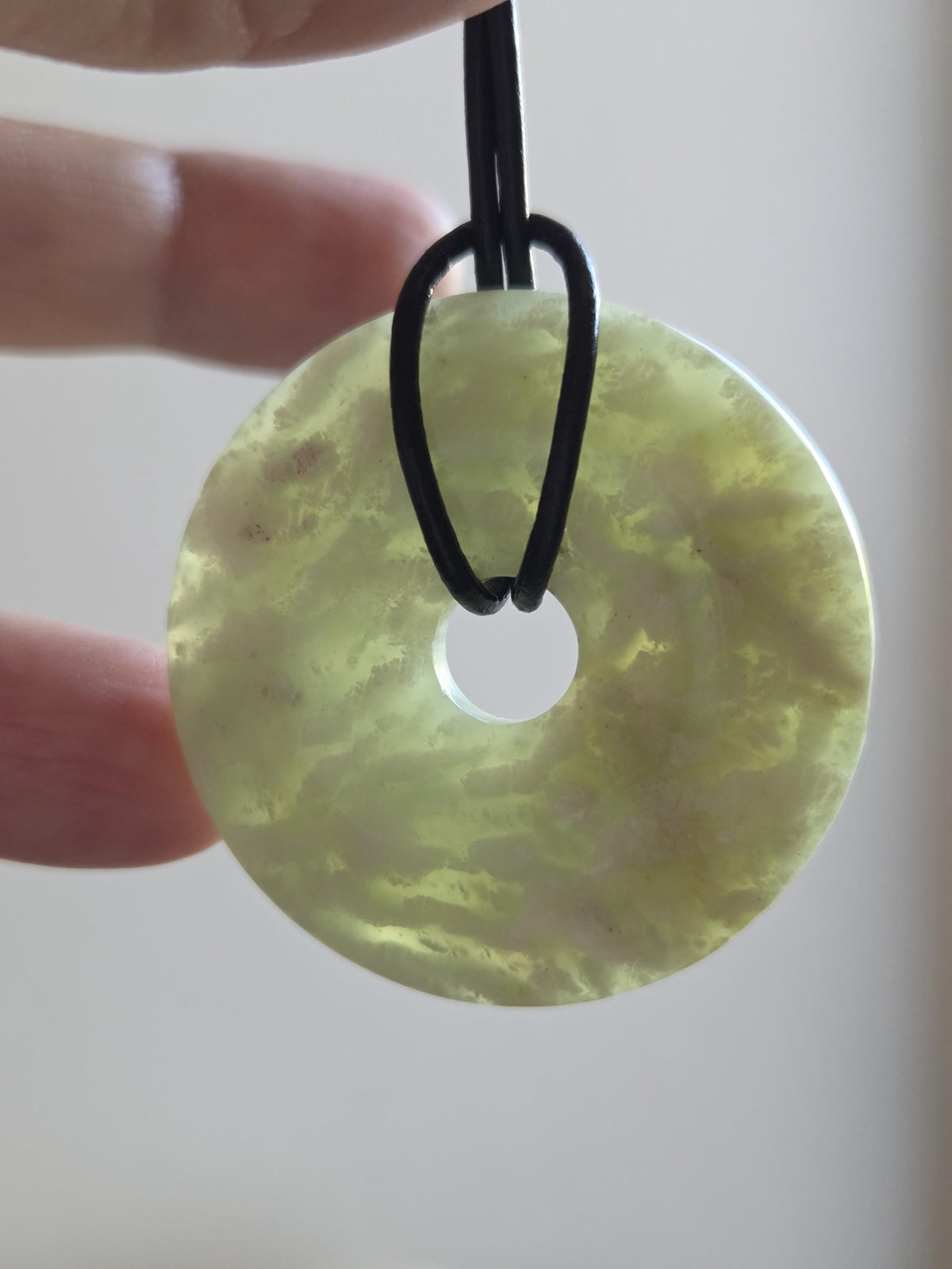 Jade Donut Burma Jade China Jade, Serpentin Anhänger, 40 x 8 mm, an verstellbarem Lederband
