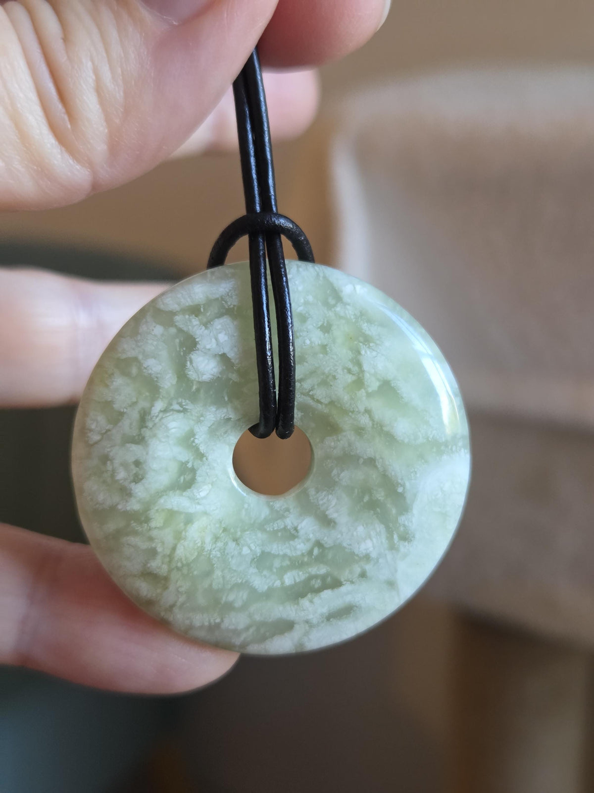 Jade Donut Burma Jade China Jade, Serpentin Anhänger, 40 x 8 mm, an verstellbarem Lederband