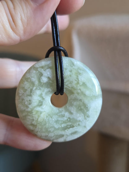 Jade Donut Burma Jade China Jade, Serpentin Anhänger, 40 x 8 mm, an verstellbarem Lederband