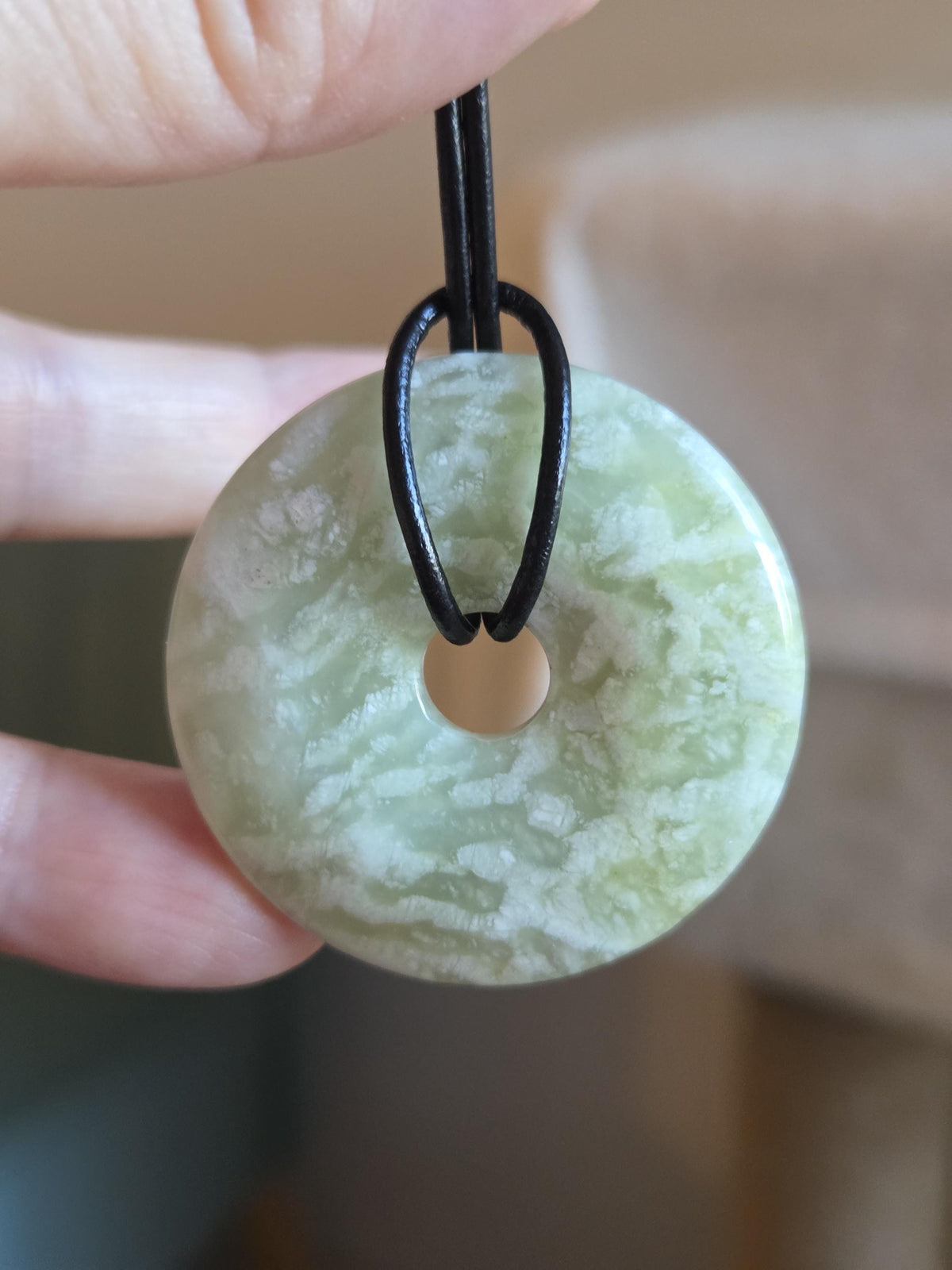 Jade Donut Burma Jade China Jade, Serpentin Anhänger, 40 x 8 mm, an verstellbarem Lederband