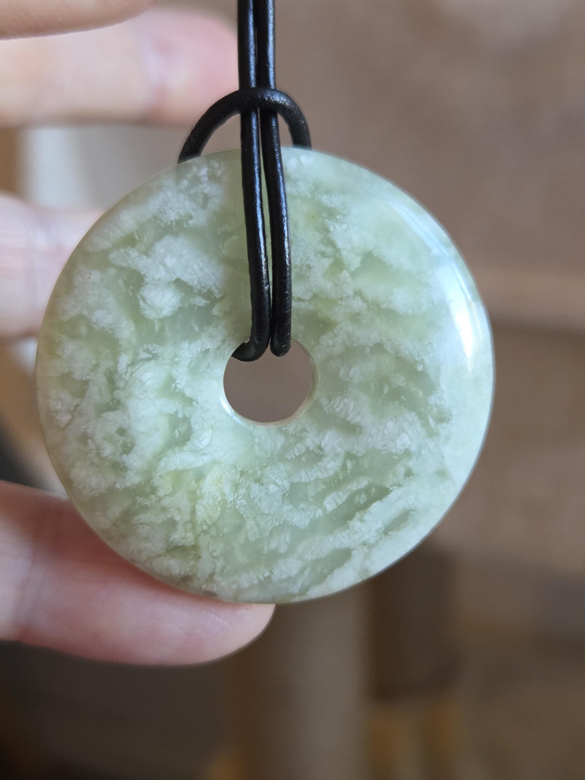 Jade Donut Burma Jade China Jade, Serpentin Anhänger, 40 x 8 mm, an verstellbarem Lederband