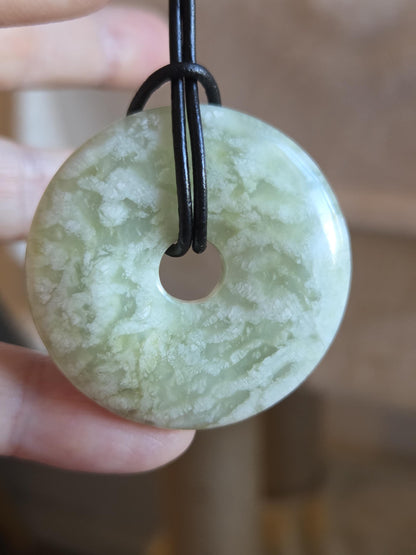 Jade Donut Burma Jade China Jade, Serpentin Anhänger, 40 x 8 mm, an verstellbarem Lederband