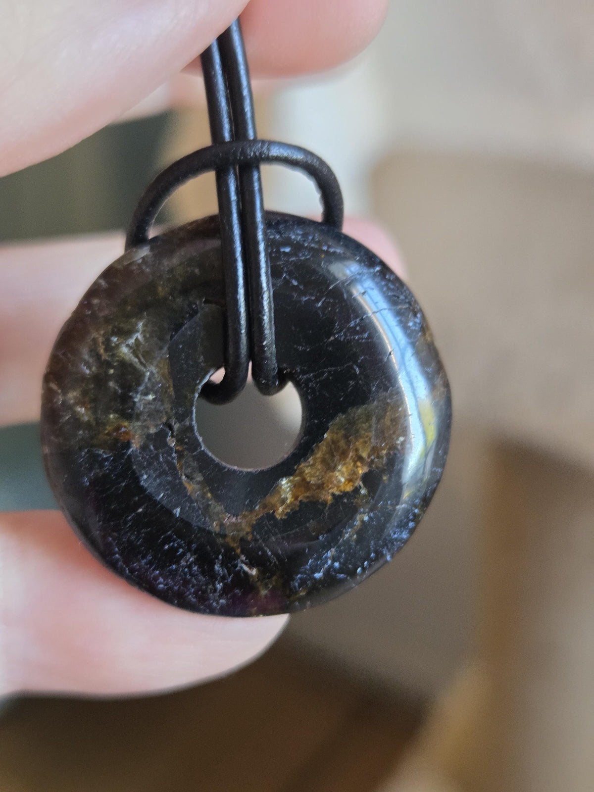 Schwarzer Turmalin Schörl, Dunut Anhänger, 30 x 7 mm, an verstellbarem Lederband, Schutzstein Schutzamulett