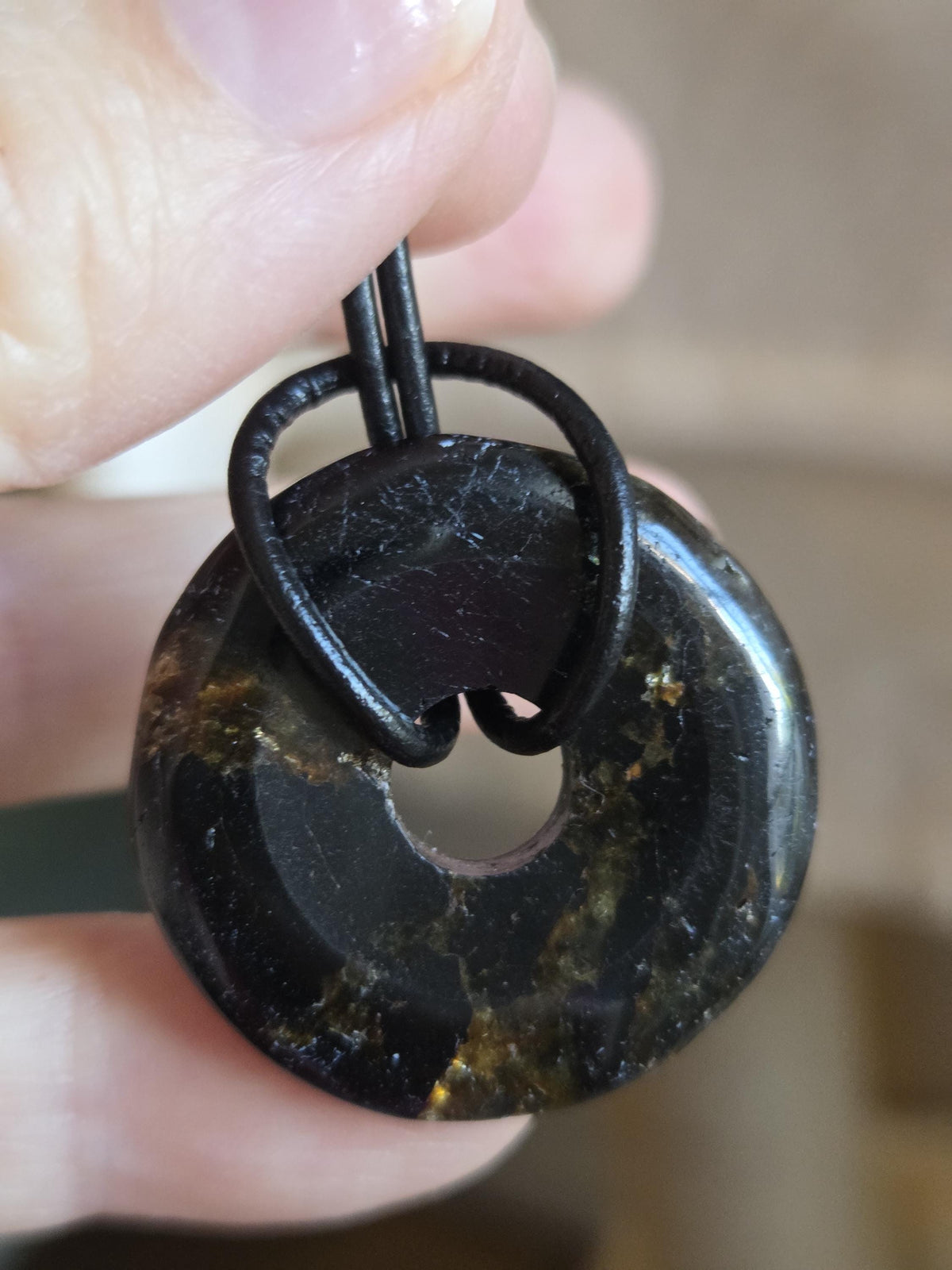 Schwarzer Turmalin Schörl, Dunut Anhänger, 30 x 7 mm, an verstellbarem Lederband, Schutzstein Schutzamulett