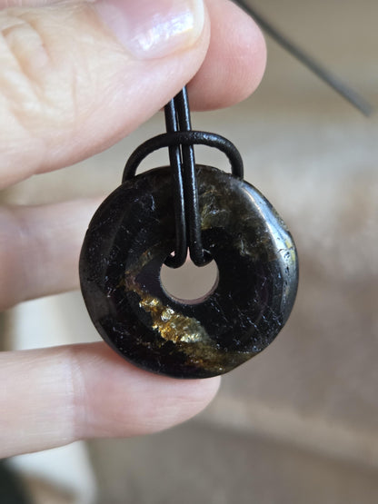 Schwarzer Turmalin Schörl, Dunut Anhänger, 30 x 7 mm, an verstellbarem Lederband, Schutzstein Schutzamulett