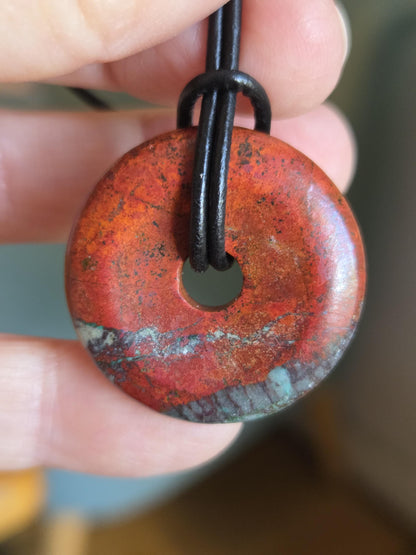 Sonora Sunrise Donut Zarinit Anhänger 30 x 7 mm, an verstellbarem Lederband