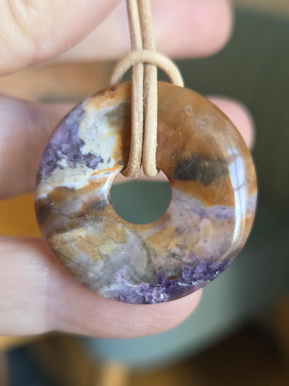 Fluorit Opal Tiffany Stone Donut Anhänger, 30 x 7 mm, an verstellbarem Lederband
