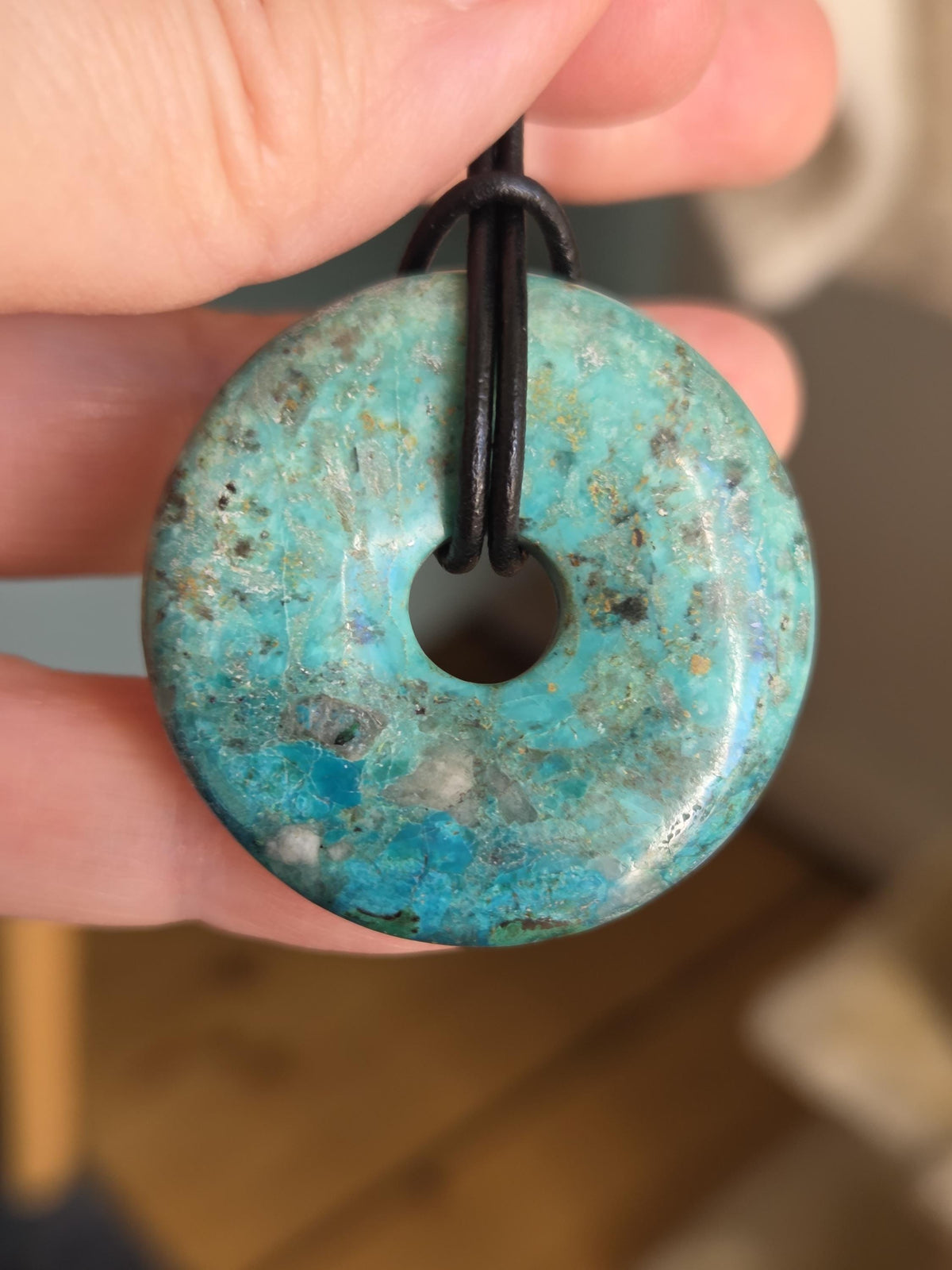 Chrysokoll aus Peru Donut Anhänger, 37 x 8 mm, an verstellbarem Lederband