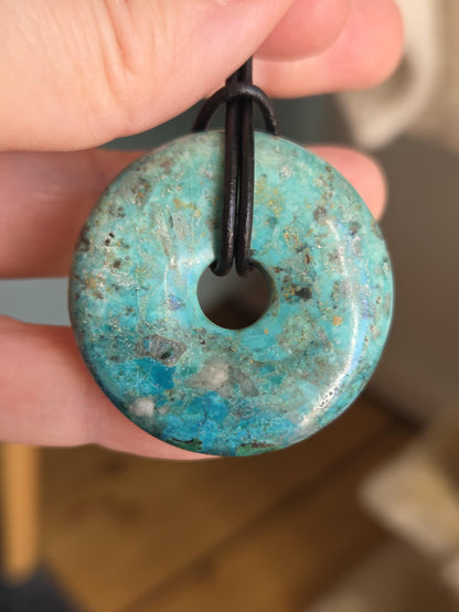 Chrysokoll aus Peru Donut Anhänger, 37 x 8 mm, an verstellbarem Lederband