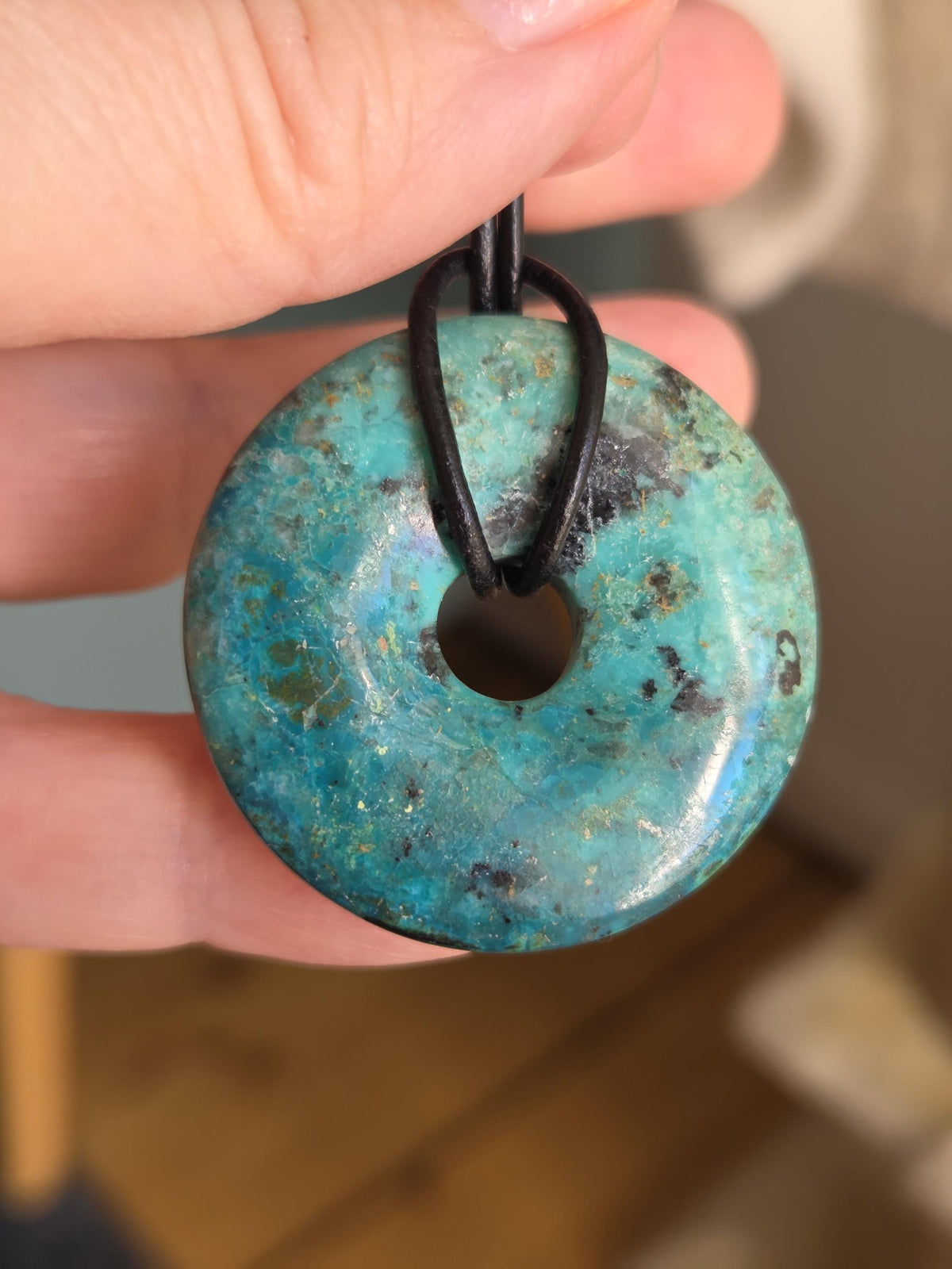 Chrysokoll aus Peru Donut Anhänger, 37 x 8 mm, an verstellbarem Lederband