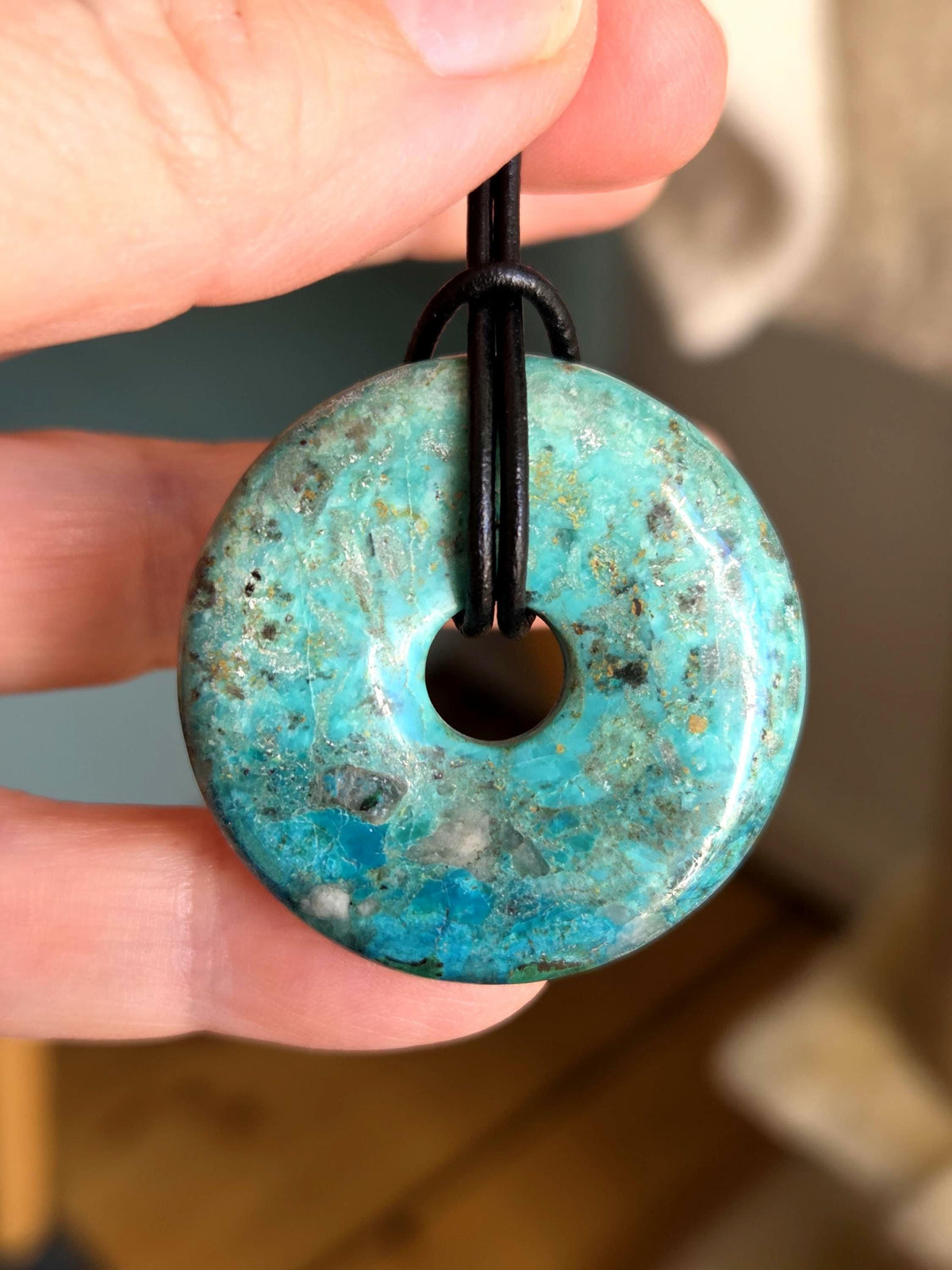 Chrysokoll aus Peru Donut Anhänger, 37 x 8 mm, an verstellbarem Lederband