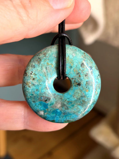 Chrysokoll aus Peru Donut Anhänger, 37 x 8 mm, an verstellbarem Lederband