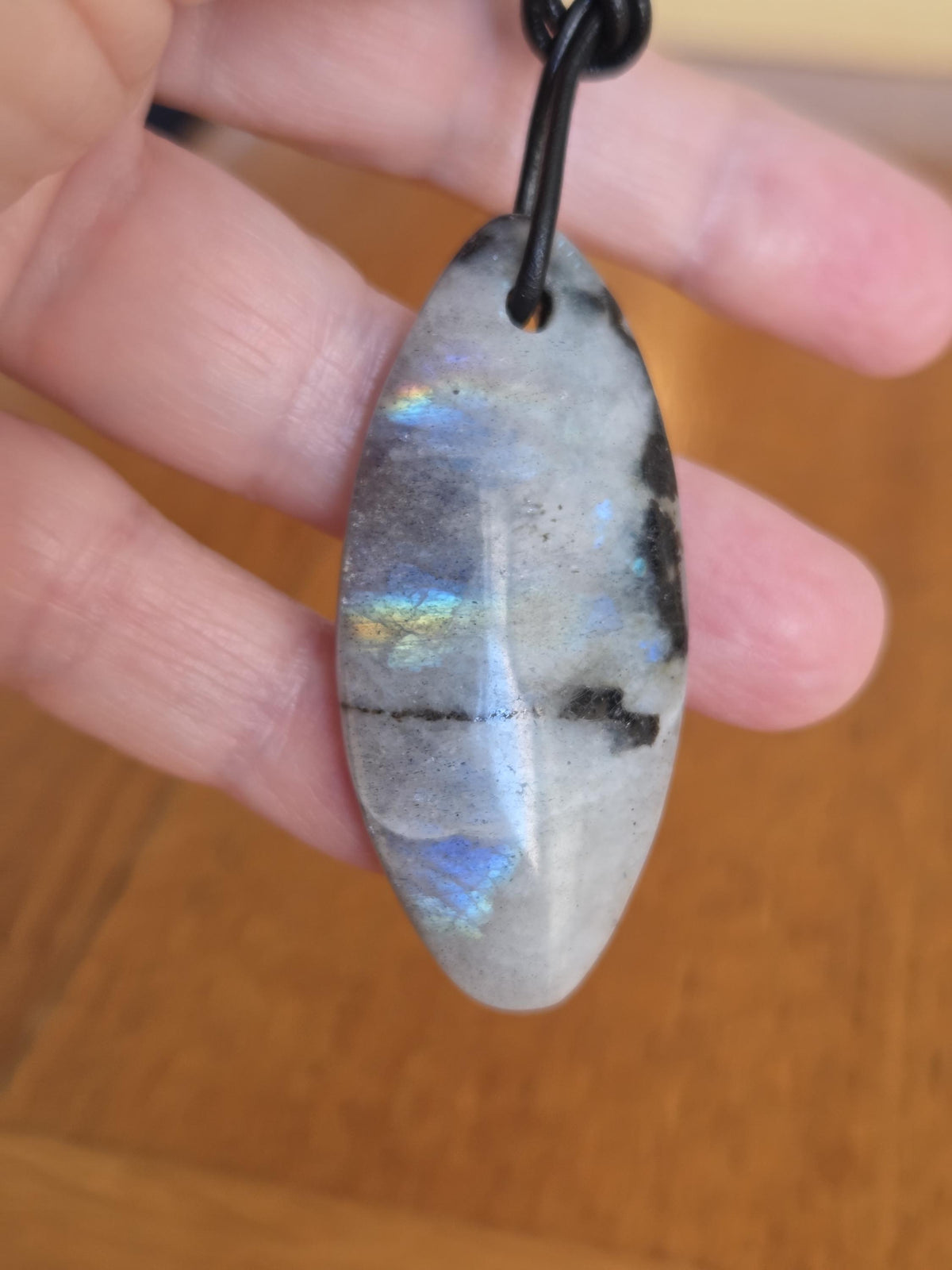 Regenbogen Mondstein, weißer Labradorit mit Anteilen von schwarzem Turmalin, Navette förmig Anhänger, 53 x 24 x 8 mm, an Lederband